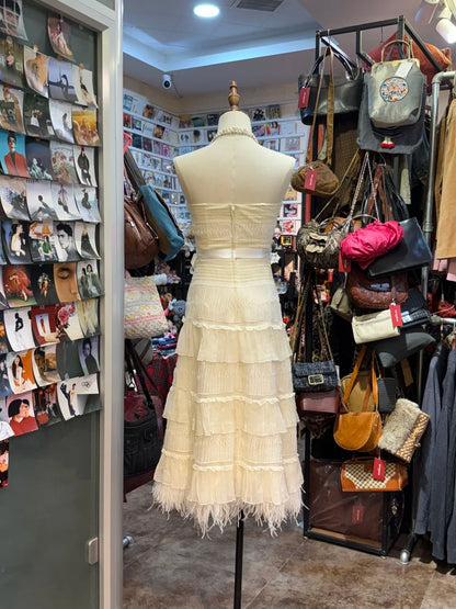 Elegantes schulterfreies A-Linien-Abendkleid mit Federspitze und figurbetonter Taille in Elfenbein P4145