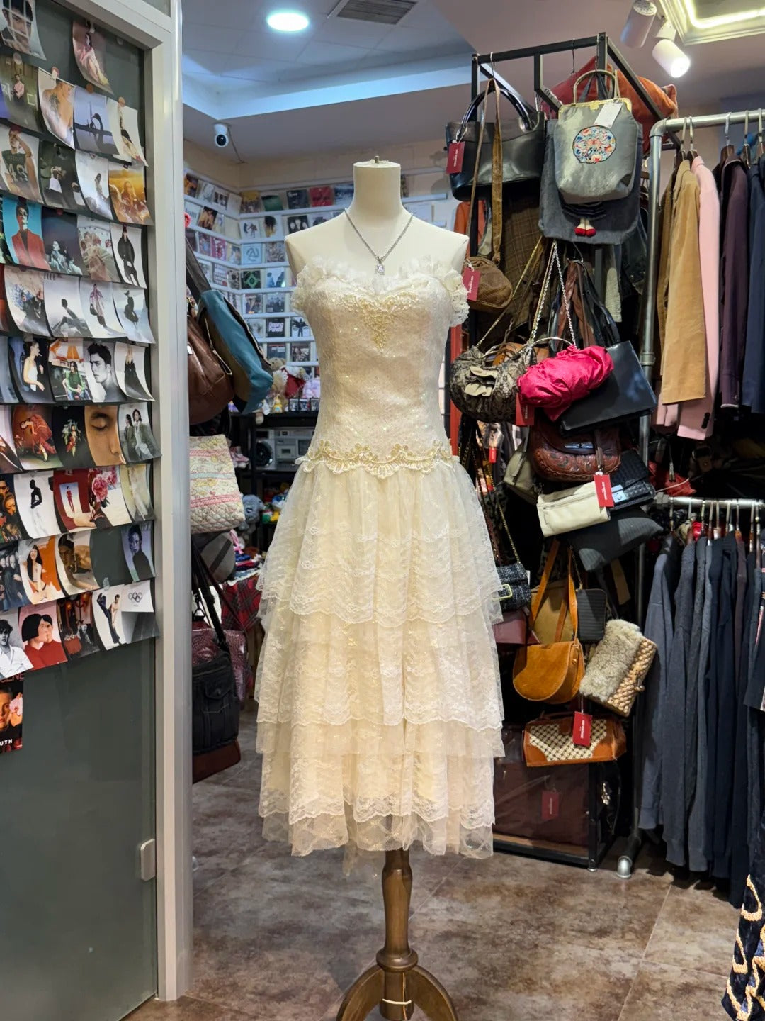 Süßes elfenbeinfarbenes, herzförmiges, besticktes, gestuftes Spitzen-Ballkleid Abendkleid P4146