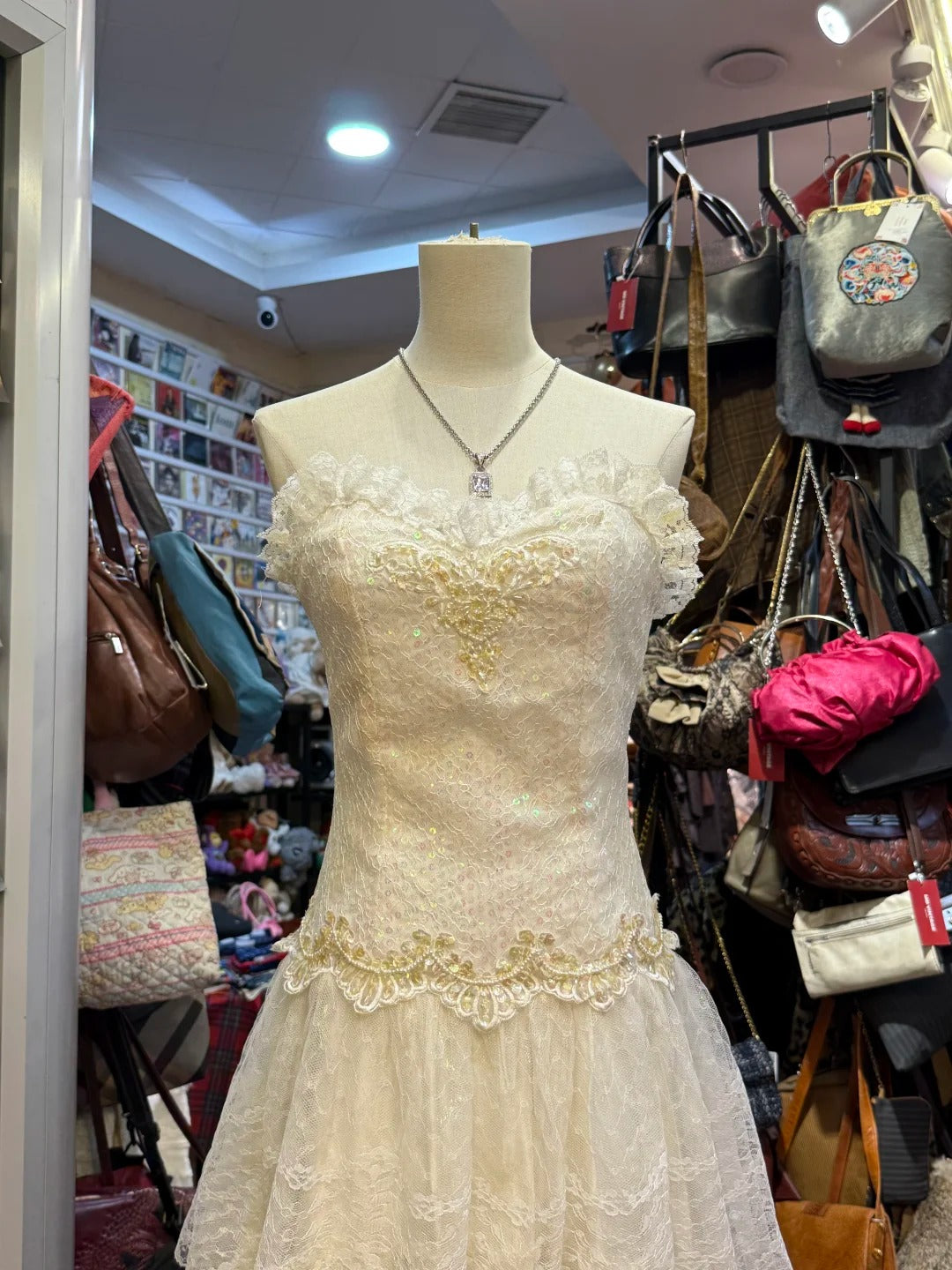 Süßes elfenbeinfarbenes, herzförmiges, besticktes, gestuftes Spitzen-Ballkleid Abendkleid P4146
