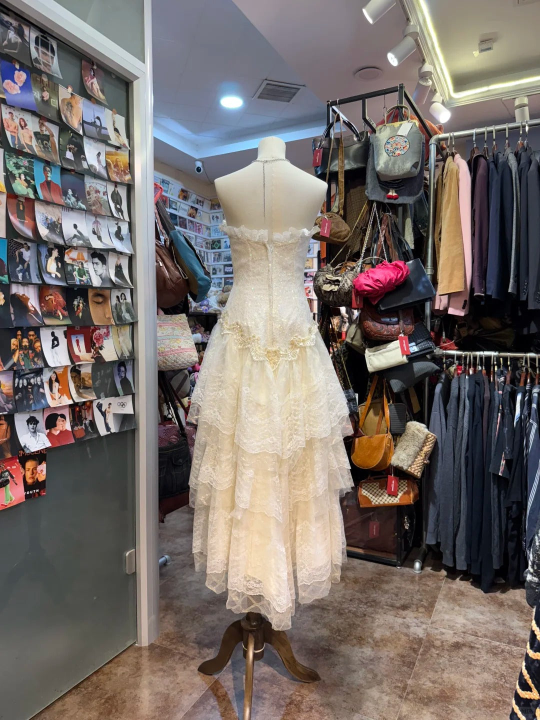 Süßes elfenbeinfarbenes, herzförmiges, besticktes, gestuftes Spitzen-Ballkleid Abendkleid P4146