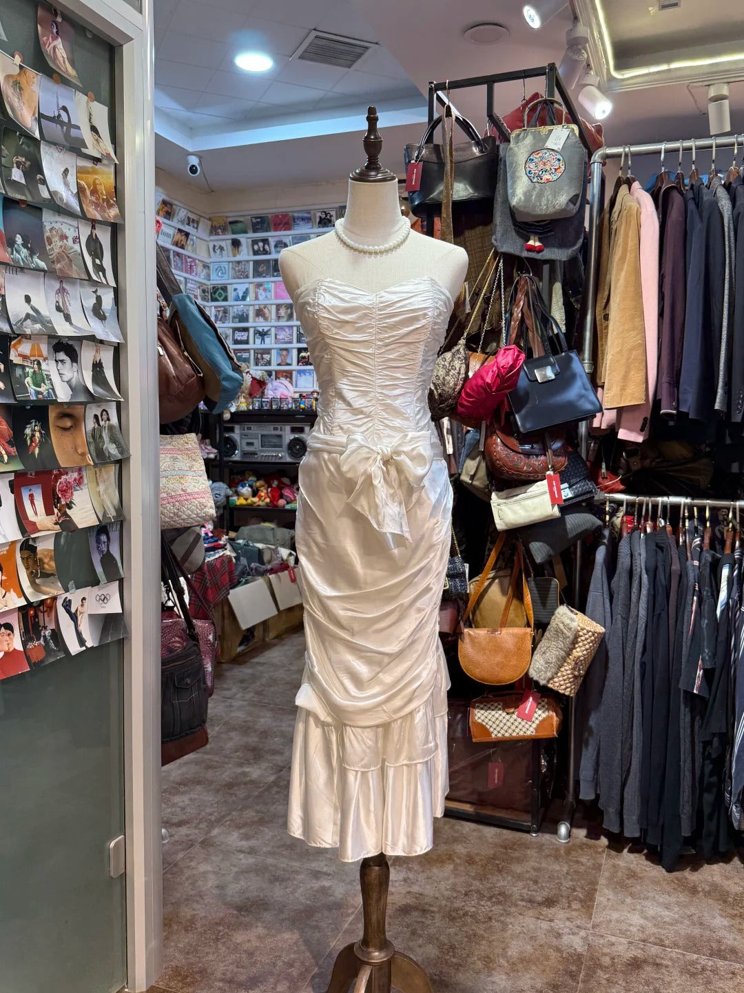 Retro Elegantes Weißes Meerjungfrau Trägerloses Plissiertes Satin Langes Ballkleid Abendkleid P4147