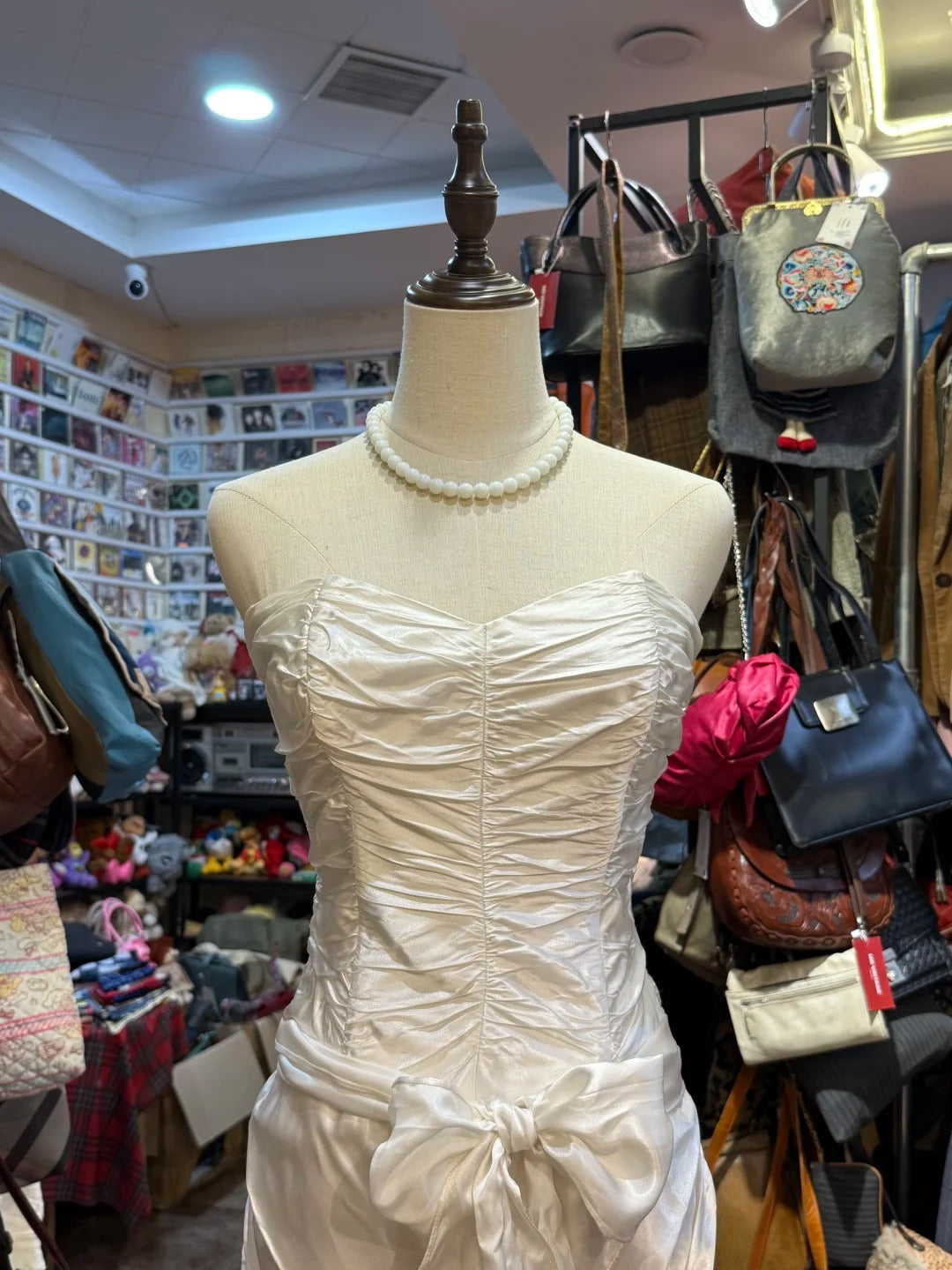 Retro Elegantes Weißes Meerjungfrau Trägerloses Plissiertes Satin Langes Ballkleid Abendkleid P4147