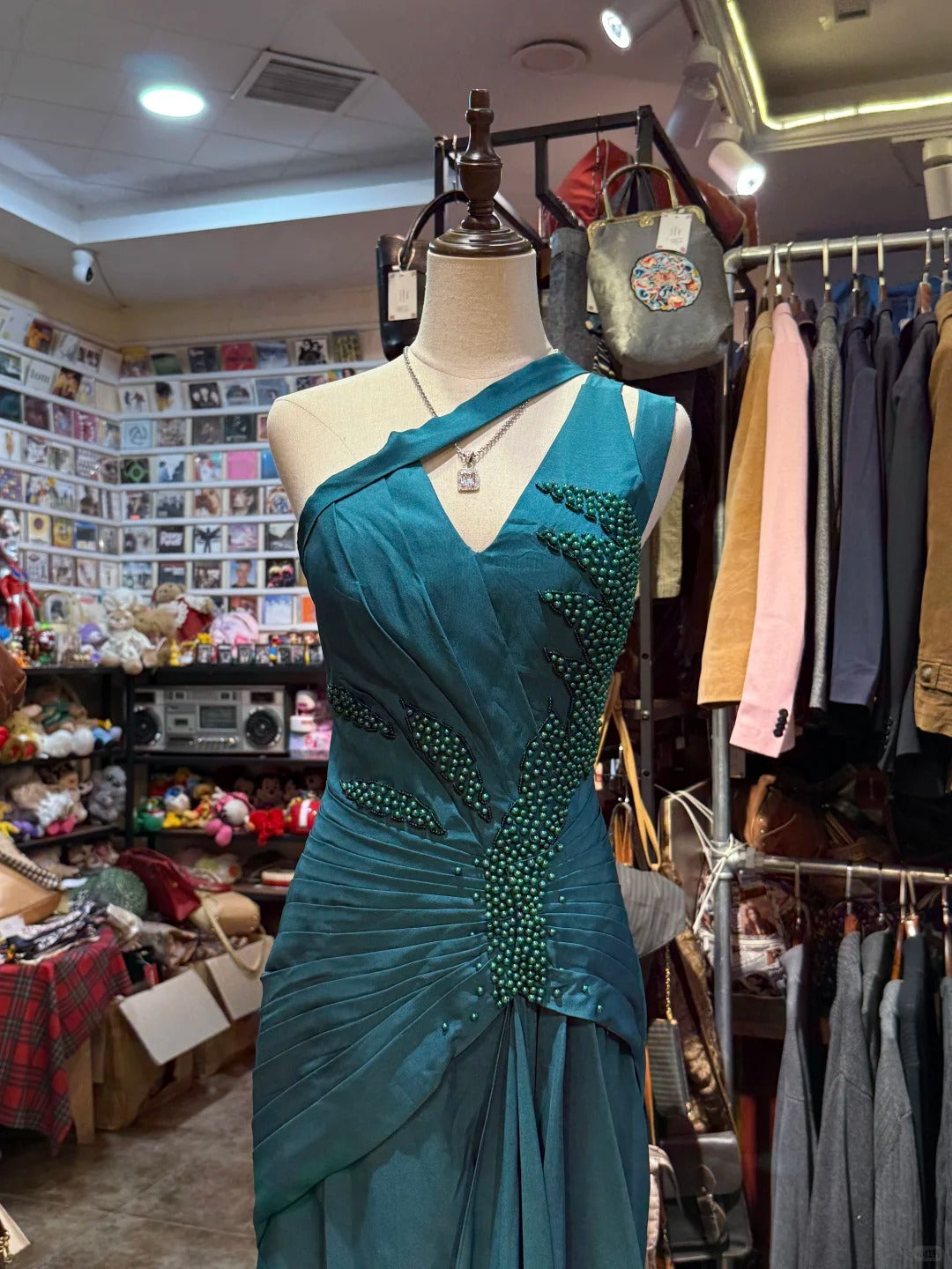 Elegantes pfauengrünes One-Shoulder Perlenband-Satin-Abendkleid P4151