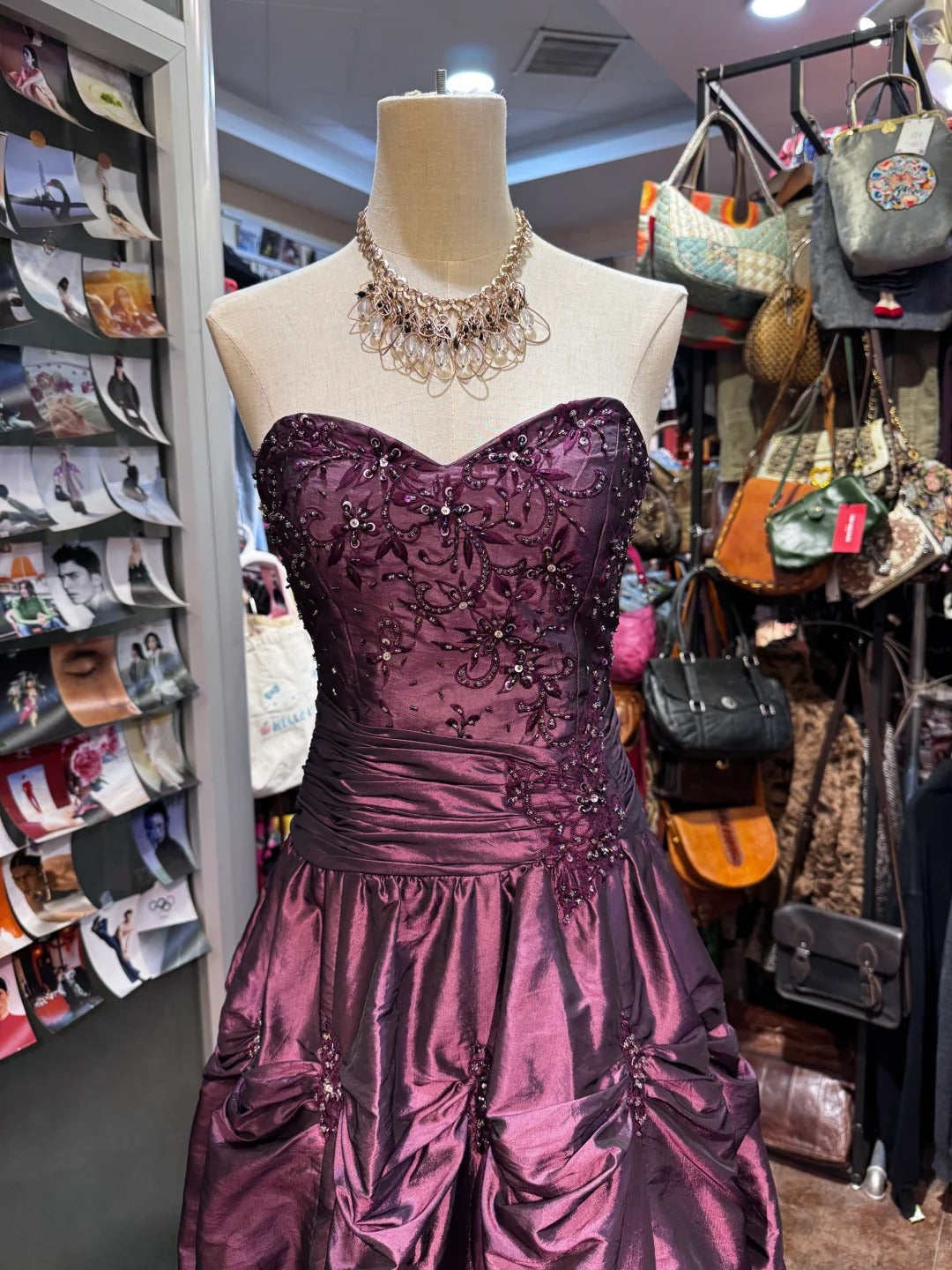 Vintage Luxuriöses Abendkleid mit Herzausschnitt, Stickerei, Lagenrock und Plissiertem Satin P4154