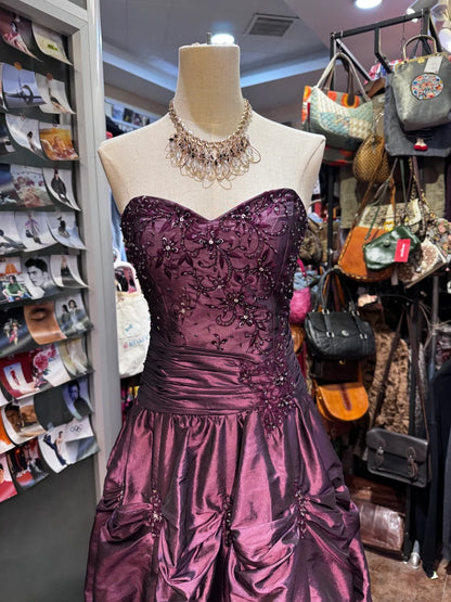 Vintage Luxuriöses Abendkleid mit Herzausschnitt, Stickerei, Lagenrock und Plissiertem Satin P4154