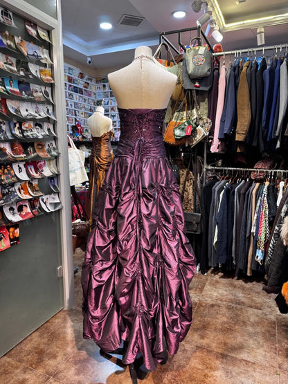 Vintage Luxuriöses Abendkleid mit Herzausschnitt, Stickerei, Lagenrock und Plissiertem Satin P4154