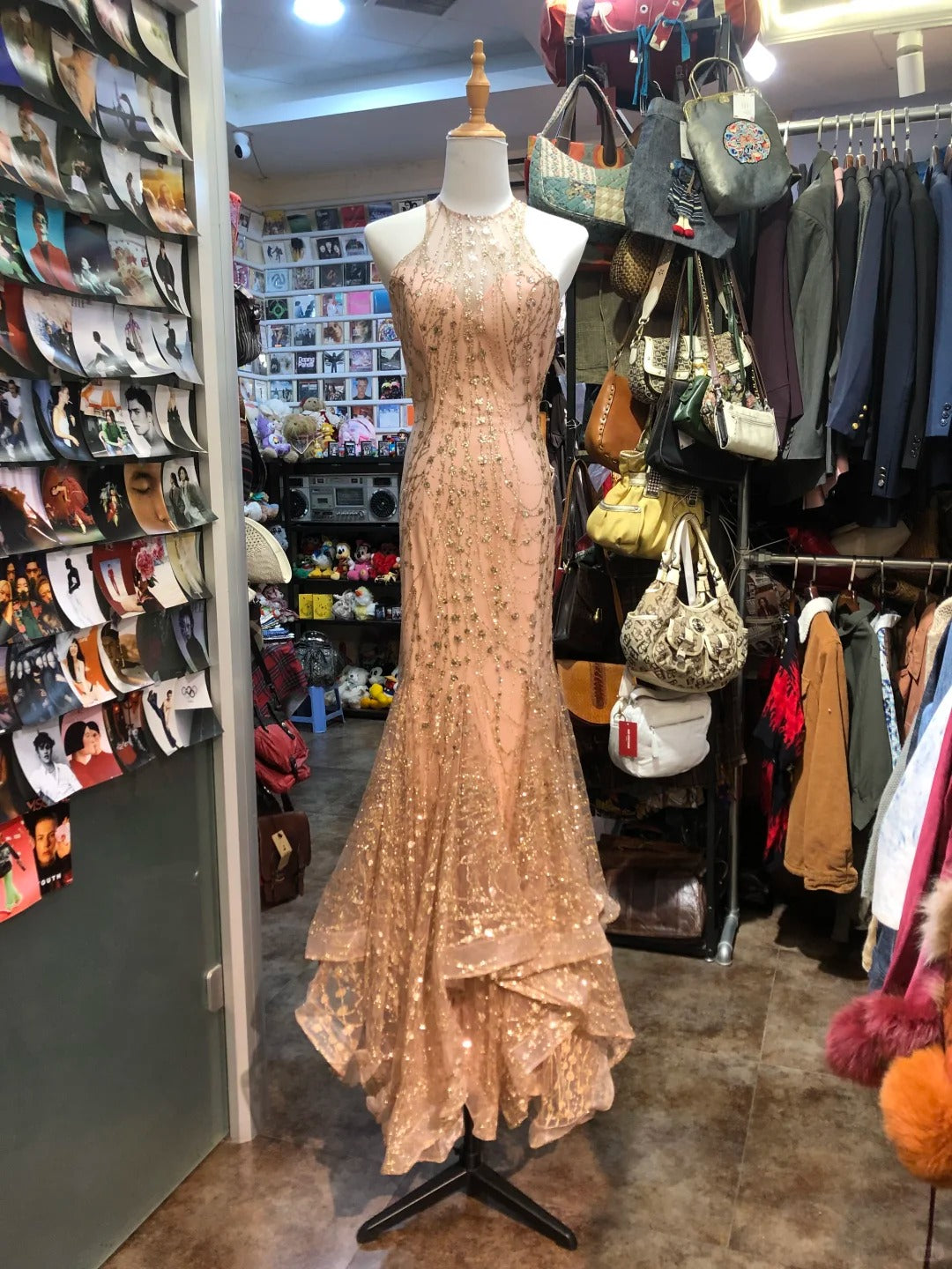 Funkelndes rosa Meerjungfrauen-Abendkleid mit Neckholder, überkreuzten Trägern und rückenfreiem Tüll P4156