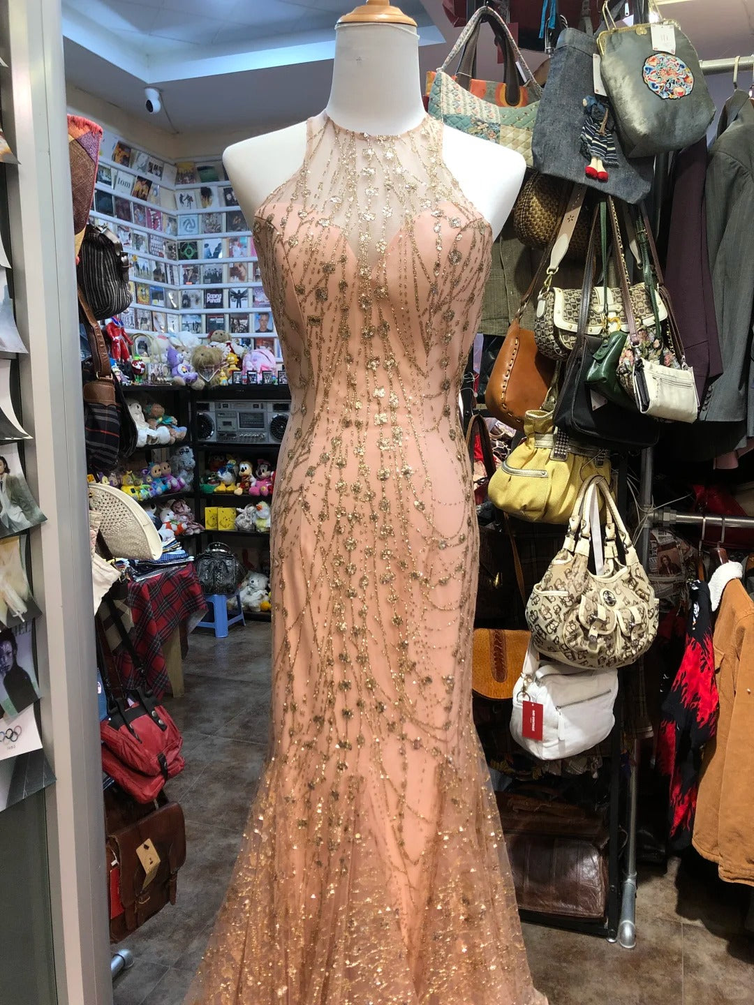 Funkelndes rosa Meerjungfrauen-Abendkleid mit Neckholder, überkreuzten Trägern und rückenfreiem Tüll P4156