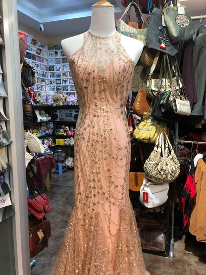 Funkelndes rosa Meerjungfrauen-Abendkleid mit Neckholder, überkreuzten Trägern und rückenfreiem Tüll P4156