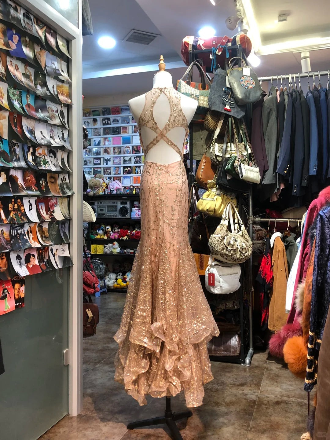 Funkelndes rosa Meerjungfrauen-Abendkleid mit Neckholder, überkreuzten Trägern und rückenfreiem Tüll P4156