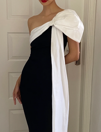 Elegantes schwarzes und weißes eng anliegendes One-Shoulder-Satin-Abendkleid P4158