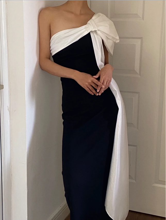Elegantes schwarzes und weißes eng anliegendes One-Shoulder-Satin-Abendkleid P4158