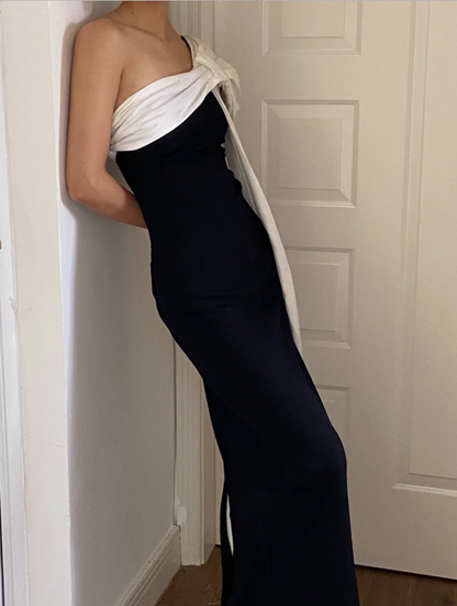 Elegantes schwarzes und weißes eng anliegendes One-Shoulder-Satin-Abendkleid P4158