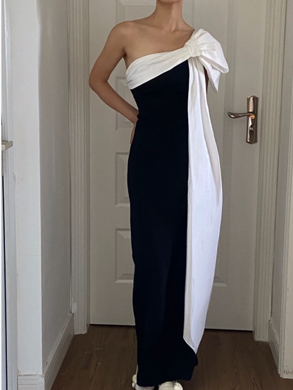 Elegantes schwarzes und weißes eng anliegendes One-Shoulder-Satin-Abendkleid P4158