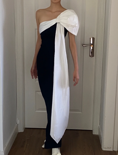 Elegantes schwarzes und weißes eng anliegendes One-Shoulder-Satin-Abendkleid P4158