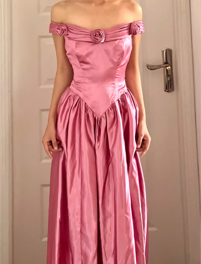 Retro Süßes Rosa A-Linie 3D Blumen Off-Shoulder Satin Langes Abschlussballkleid Abendkleid P4159