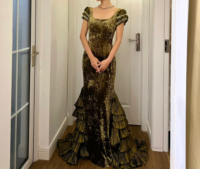 Retro Elegantes Grünes Meerjungfrauenkleid mit eckigem Ausschnitt, kurzen Ärmeln, gestuften Rüschen und Samtschleppe für Abschlussball oder Abend P4160