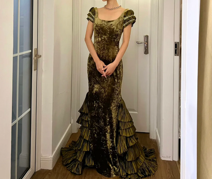 Retro Elegantes Grünes Meerjungfrauenkleid mit eckigem Ausschnitt, kurzen Ärmeln, gestuften Rüschen und Samtschleppe für Abschlussball oder Abend P4160