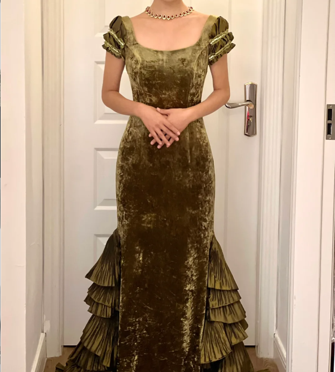 Retro Elegantes Grünes Meerjungfrauenkleid mit eckigem Ausschnitt, kurzen Ärmeln, gestuften Rüschen und Samtschleppe für Abschlussball oder Abend P4160