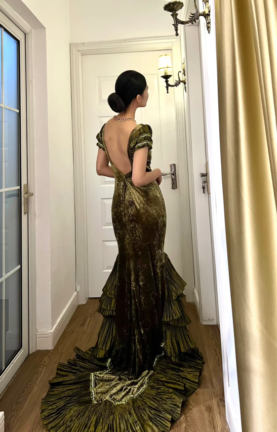 Retro Elegantes Grünes Meerjungfrauenkleid mit eckigem Ausschnitt, kurzen Ärmeln, gestuften Rüschen und Samtschleppe für Abschlussball oder Abend P4160