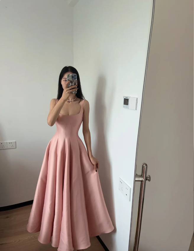 Einfaches und elegantes pinkes A-Linien-Abendkleid mit eckigem Ausschnitt und Neckholder aus Satin P4167