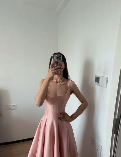 Einfaches und elegantes pinkes A-Linien-Abendkleid mit eckigem Ausschnitt und Neckholder aus Satin P4167