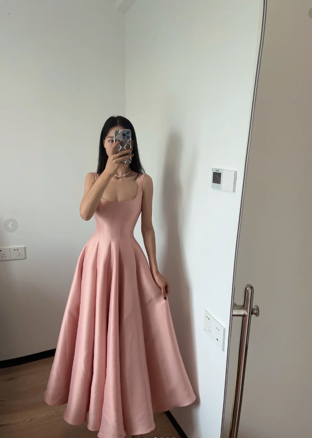 Einfaches und elegantes pinkes A-Linien-Abendkleid mit eckigem Ausschnitt und Neckholder aus Satin P4167