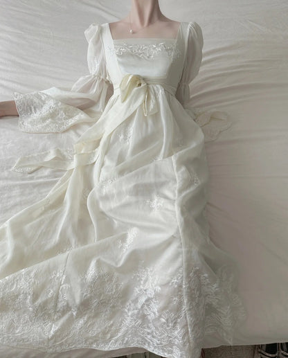 Retro Elegantes Elfenbeinfarbenes A-Linien Ballkleid mit eckigem Ausschnitt, langen Ärmeln und bestickter Spitze, langes Abendkleid P4017