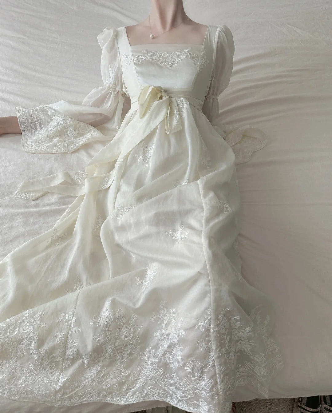 Retro Elegant Ivory A-line Square Neck Long Sleeve Embroidered Lace Long Prom Dress Evening Dress P4017