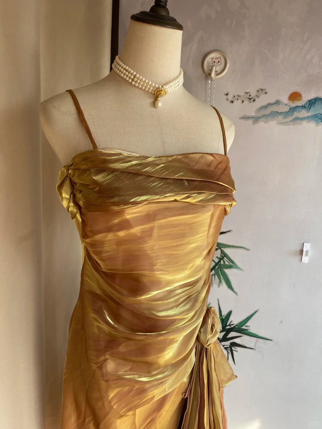 Vintage goldbraunes plissiertes Satinkleid mit unregelmäßigen Trägern, Abschlussballkleid, Abendkleid P4171