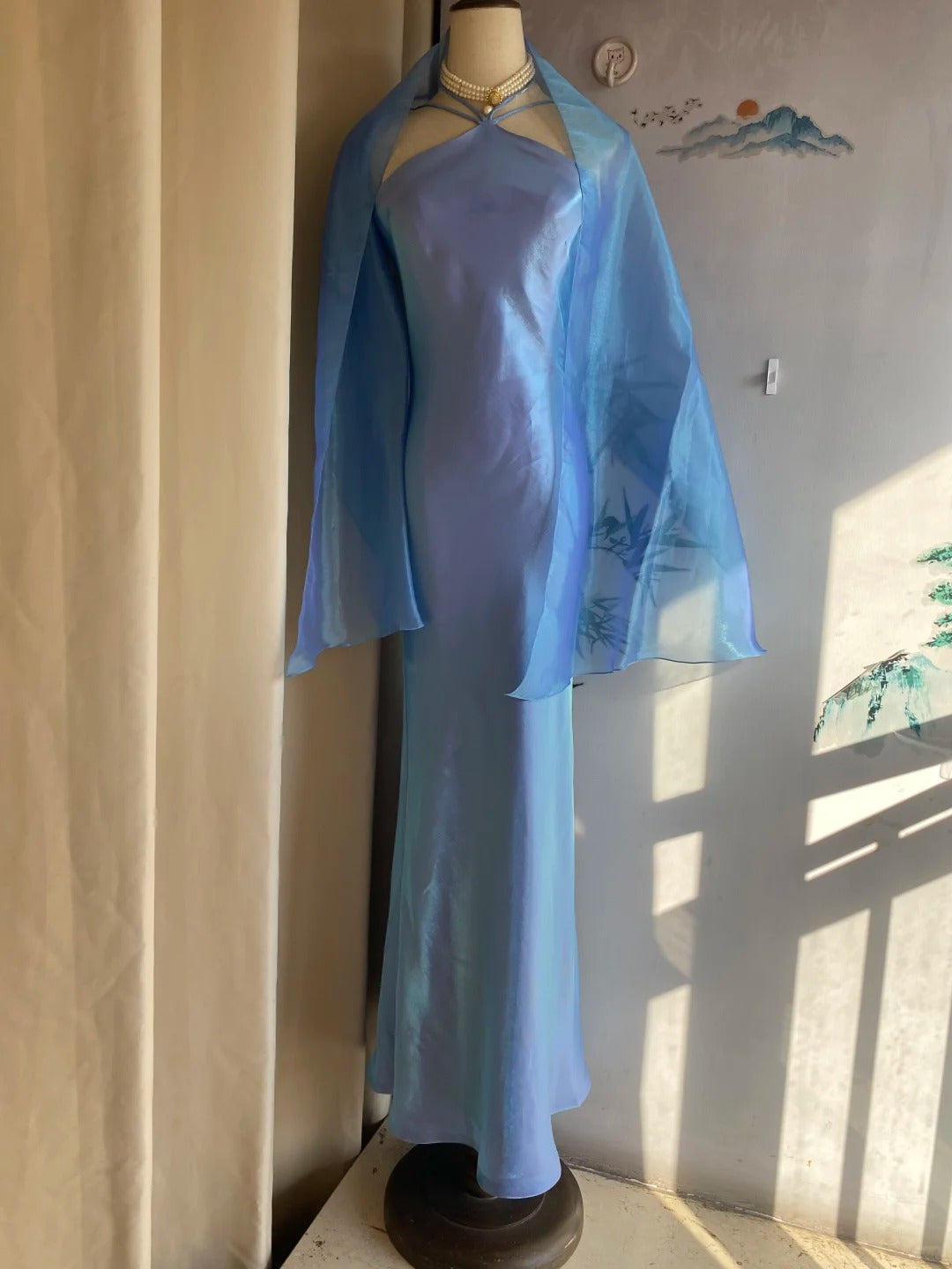 Elegantes blaues Neckholder-Meerjungfrauen-Abendkleid aus Satin P4172