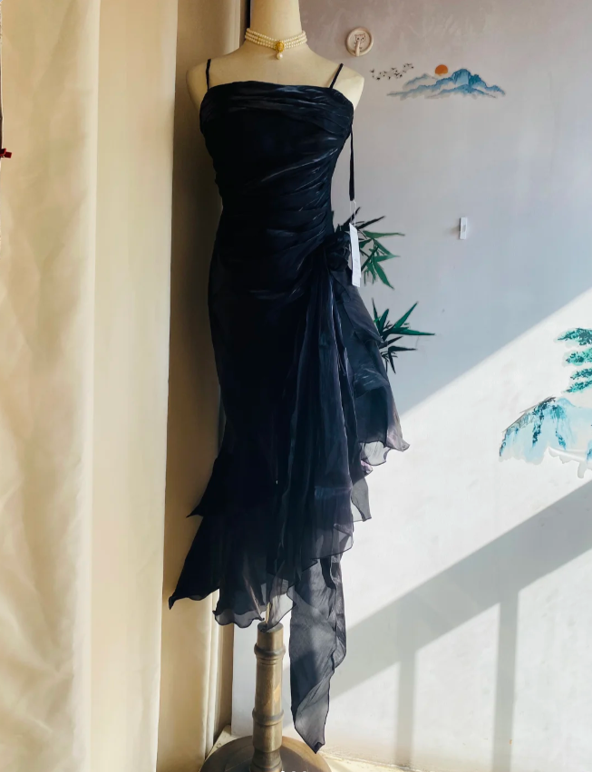 Elegantes schwarzes, unregelmäßig plissiertes Neckholder-Satin-Ballkleid Abendkleid P4175