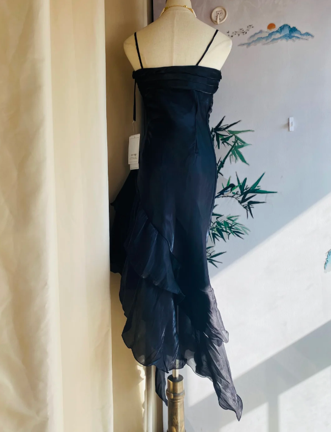 Elegantes schwarzes, unregelmäßig plissiertes Neckholder-Satin-Ballkleid Abendkleid P4175