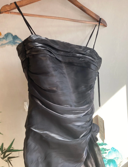Elegantes schwarzes, unregelmäßig plissiertes Neckholder-Satin-Ballkleid Abendkleid P4175