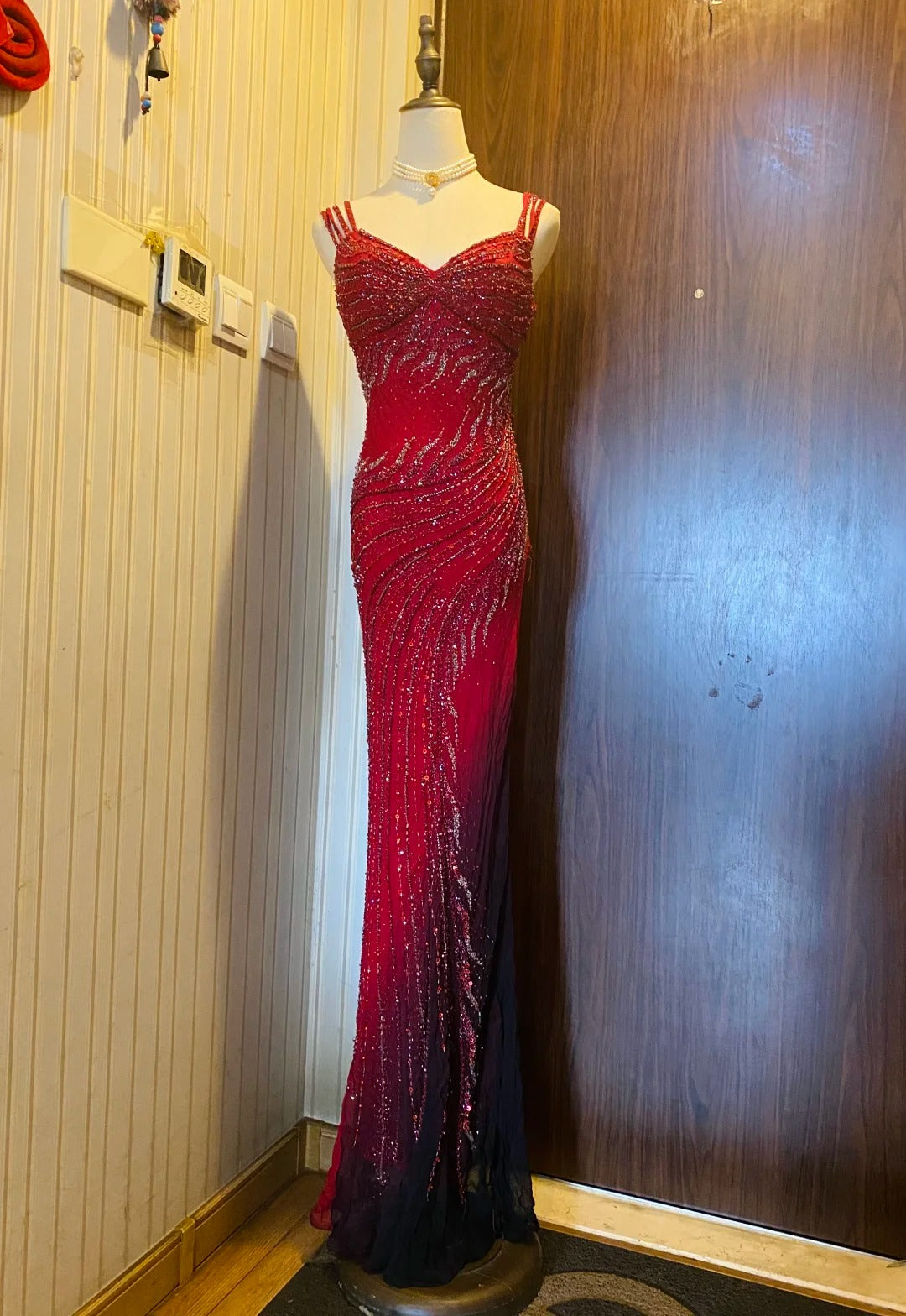 Retro-Ballkleid P4177 aus Chiffon in Rot-Schwarz-Verlauf mit Meerjungfrauen-Silhouette, V-Ausschnitt, Neckholder und Perlenstickerei