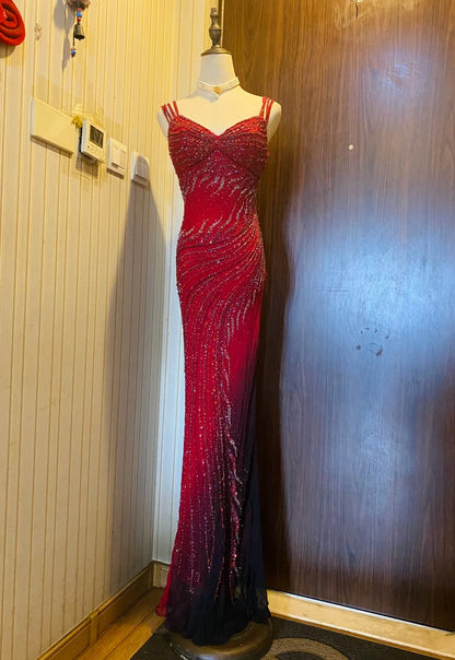Retro-Ballkleid P4177 aus Chiffon in Rot-Schwarz-Verlauf mit Meerjungfrauen-Silhouette, V-Ausschnitt, Neckholder und Perlenstickerei