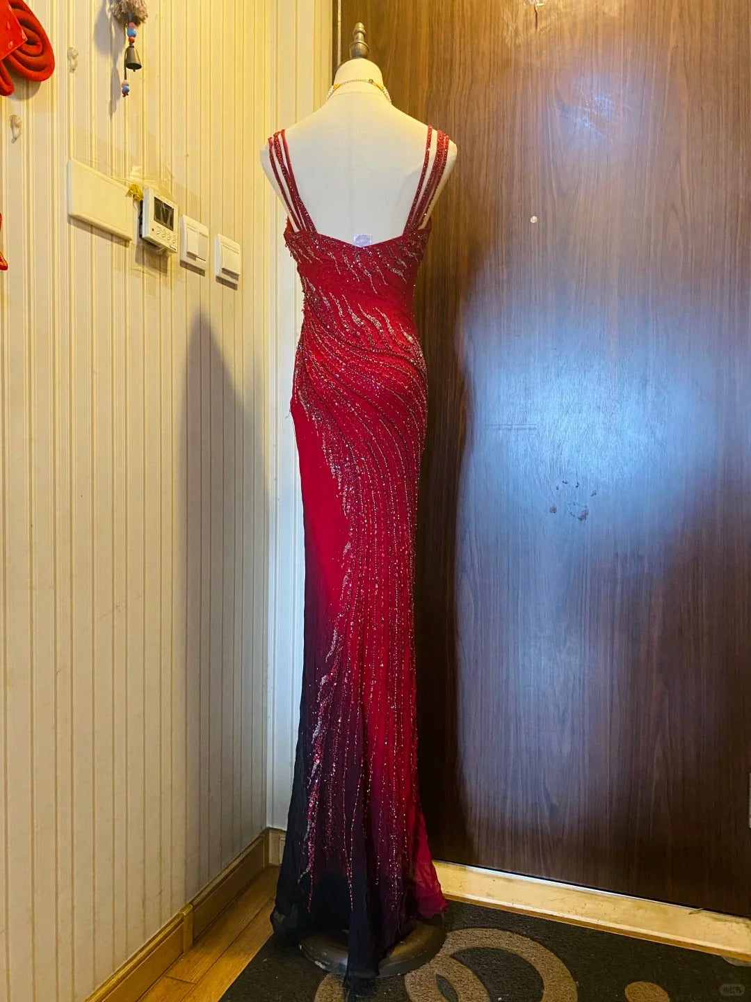 Retro-Ballkleid P4177 aus Chiffon in Rot-Schwarz-Verlauf mit Meerjungfrauen-Silhouette, V-Ausschnitt, Neckholder und Perlenstickerei
