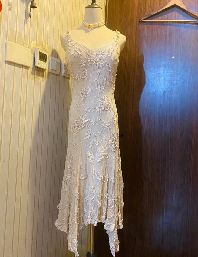 Elegantes elfenbeinfarbenes, tiefes V-Halterneck-Abendkleid aus unregelmäßiger Spitze P4178