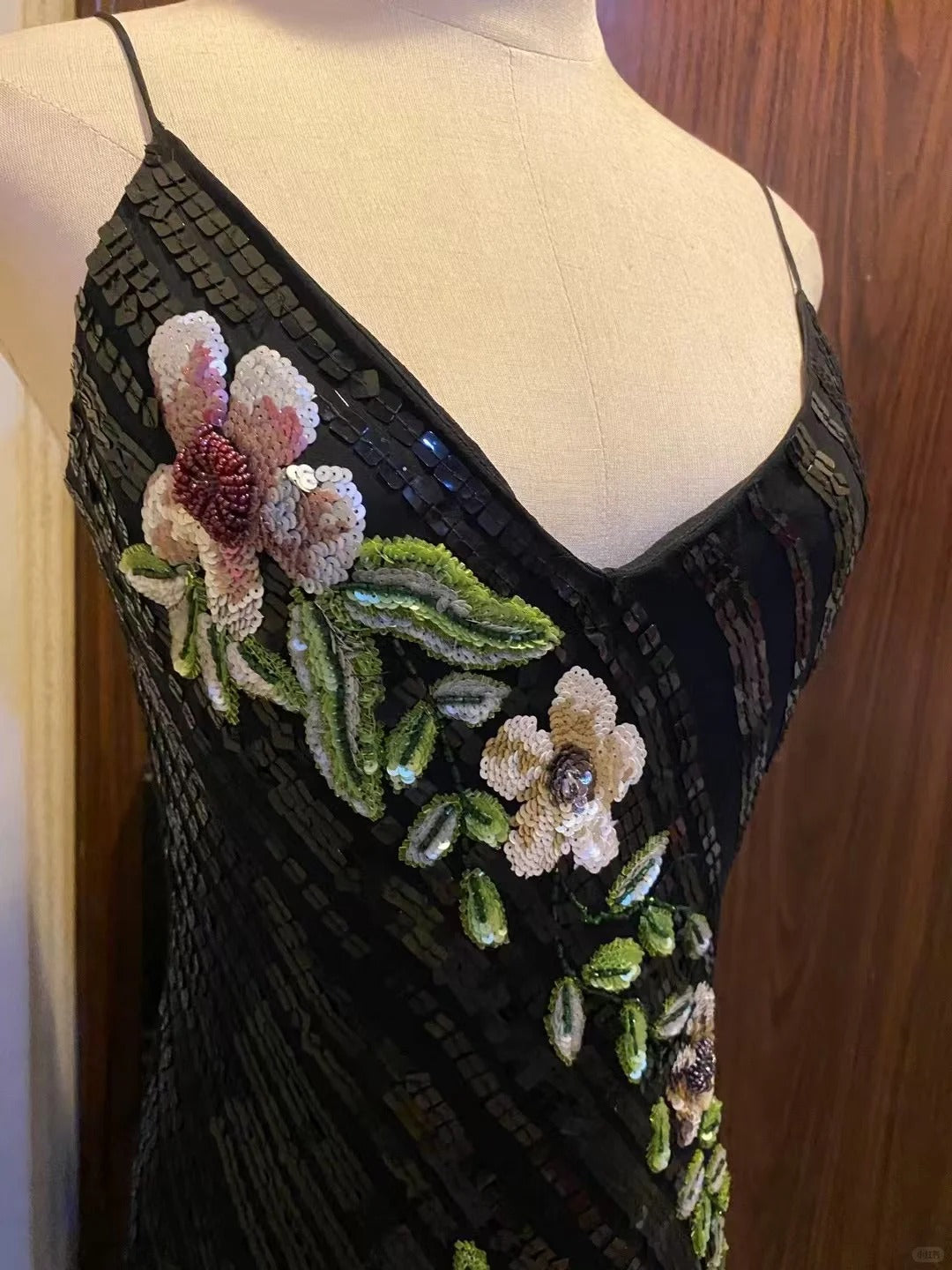 Retro Schwarze Meerjungfrauen-Abendkleid mit tiefem V-Ausschnitt, Neckholder und Pailletten P4180