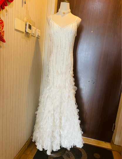 Verträumtes weißes Meerjungfrauen-Abendkleid mit Perlen und 3D-Blütenblättern Pailletten P4181