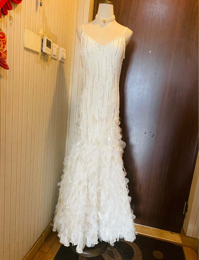 Verträumtes weißes Meerjungfrauen-Abendkleid mit Perlen und 3D-Blütenblättern Pailletten P4181