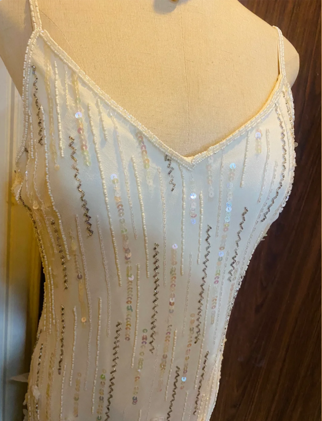 Verträumtes weißes Meerjungfrauen-Abendkleid mit Perlen und 3D-Blütenblättern Pailletten P4181