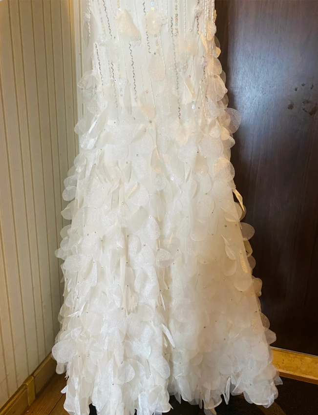 Verträumtes weißes Meerjungfrauen-Abendkleid mit Perlen und 3D-Blütenblättern Pailletten P4181
