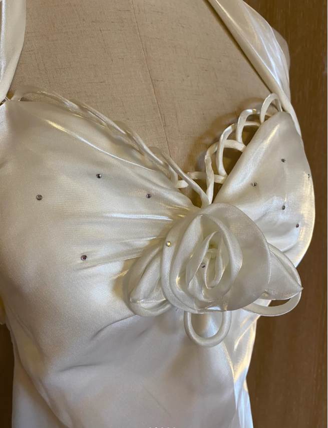 Elegantes weißes Meerjungfrauen-Abendkleid aus Satin mit Neckholder P4185