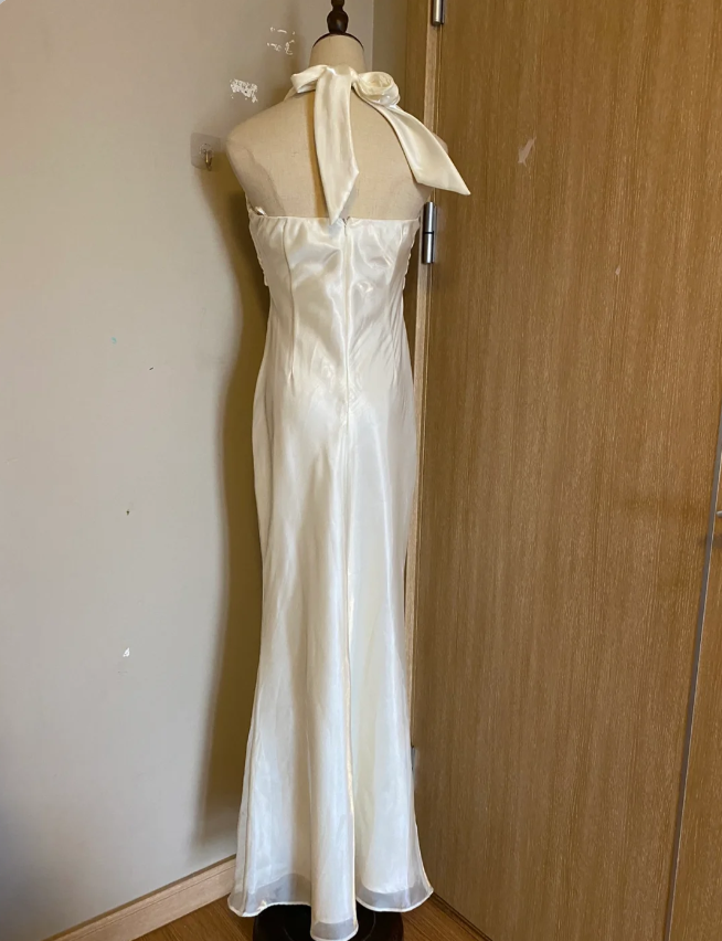 Elegantes weißes Meerjungfrauen-Abendkleid aus Satin mit Neckholder P4185