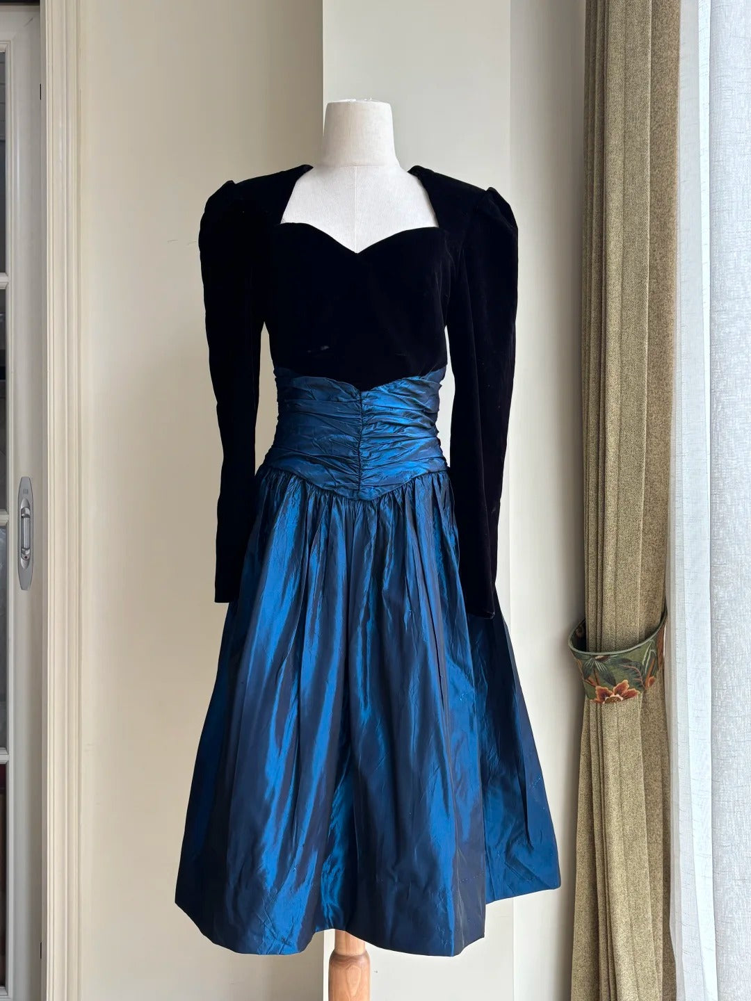 Vintage Schwarz Und Blau A-Linien Langärmeliges Samt- Und Satin-Abschlussballkleid Abendkleid P4187