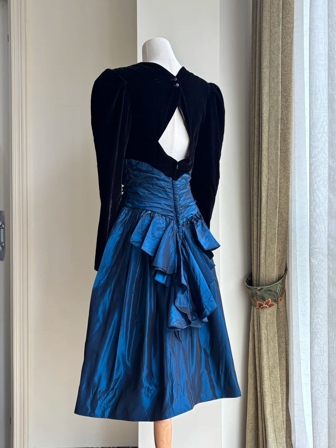 Vintage Schwarz Und Blau A-Linien Langärmeliges Samt- Und Satin-Abschlussballkleid Abendkleid P4187