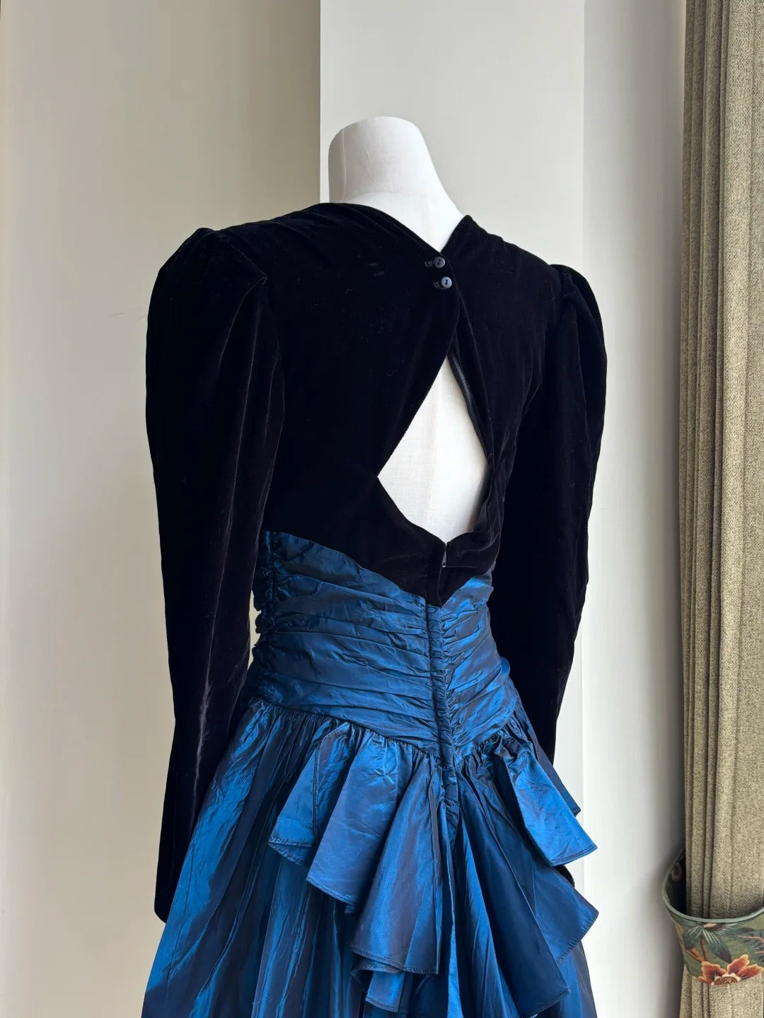 Vintage Schwarz Und Blau A-Linien Langärmeliges Samt- Und Satin-Abschlussballkleid Abendkleid P4187