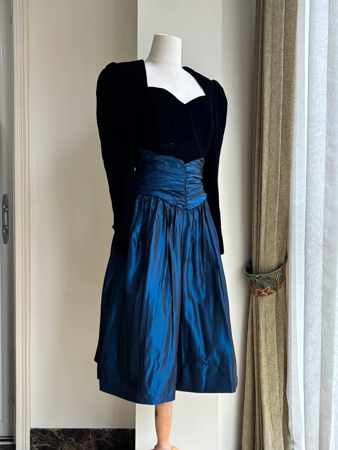 Vintage Schwarz Und Blau A-Linien Langärmeliges Samt- Und Satin-Abschlussballkleid Abendkleid P4187
