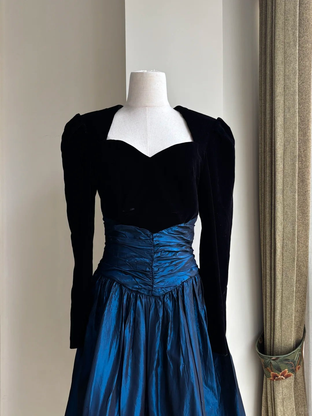 Vintage Schwarz Und Blau A-Linien Langärmeliges Samt- Und Satin-Abschlussballkleid Abendkleid P4187